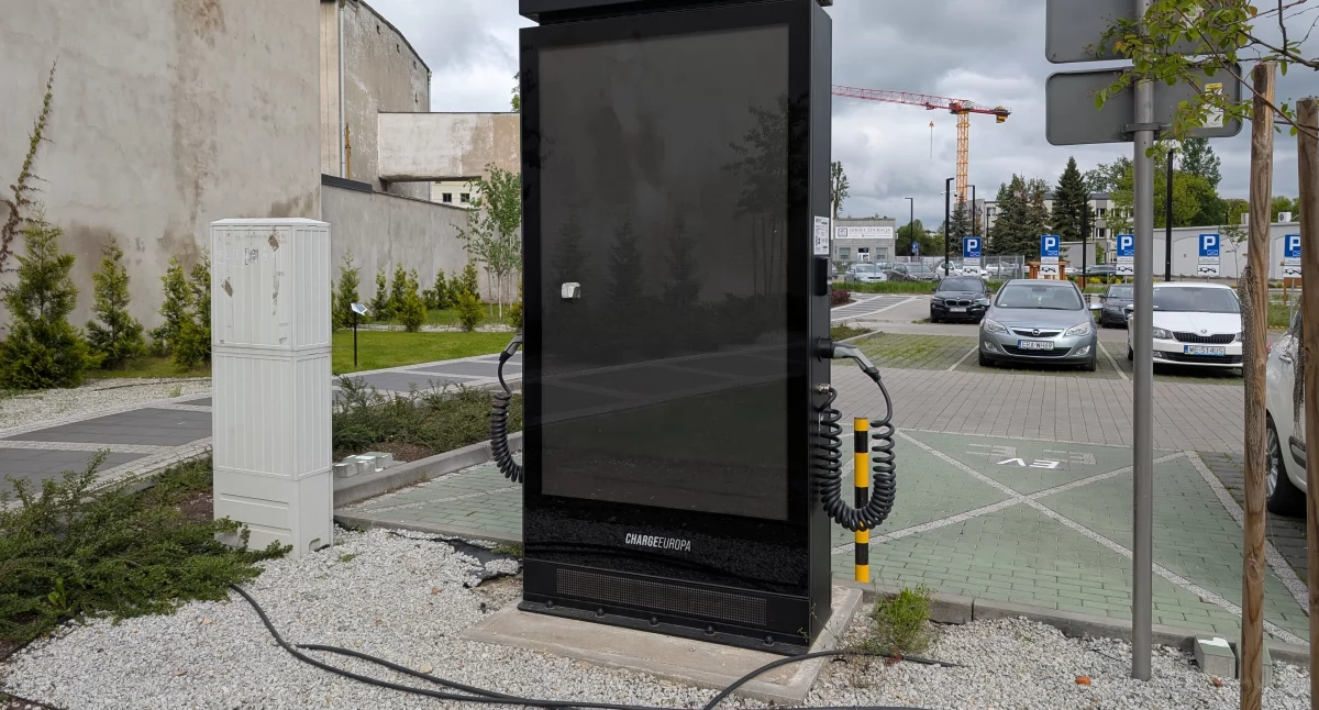 Ładowarka na parkingu przy Reymonta. Jest światełko w tunelu. Przyjeżdżają specjaliści z UDT. Jeśli wszystko pójdzie zgodnie z planem...
