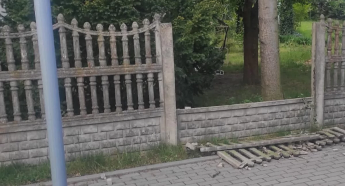 Włamanie do garażu w Przedborzu. Sprawca wybił szybę i uszkodził drzwi. Trwają poszukiwania złodzieja
