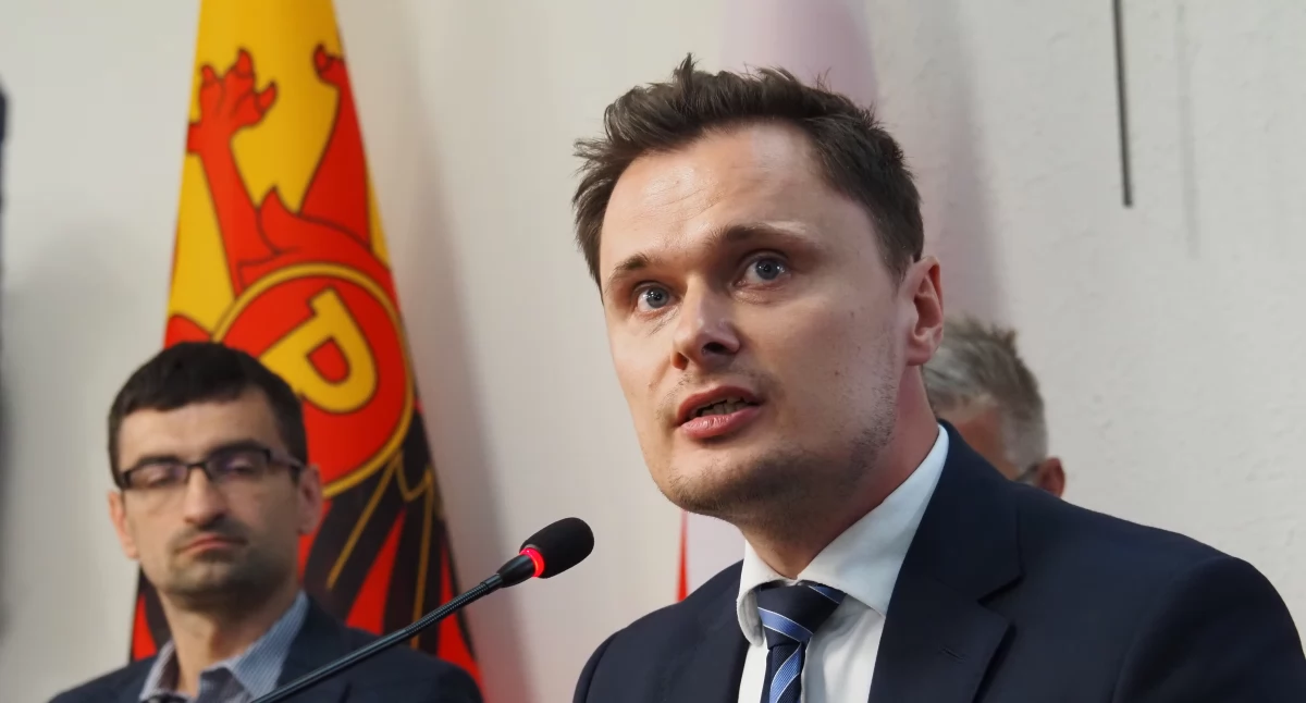 Krzysztof Ciecióra (PiS): - Jadłem kolację i widziałem co się dzieje. Stanąłem w obronie posła Mateckiego i zostałem uderzony