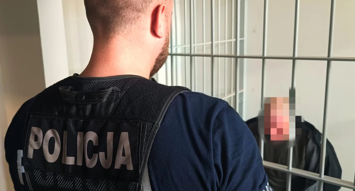 43-latek obrzucił komendę policji przy Piłsudskiego kamieniami. Został obezwładniony i trafił do celi. Policjanci pytają: - Dlaczego?