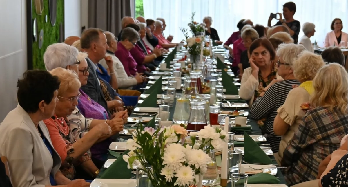 Dzień Inwalidów. Przy wspólnym stole usiedli seniorzy ze Związku Emerytów, Rencistów i Inwalidów