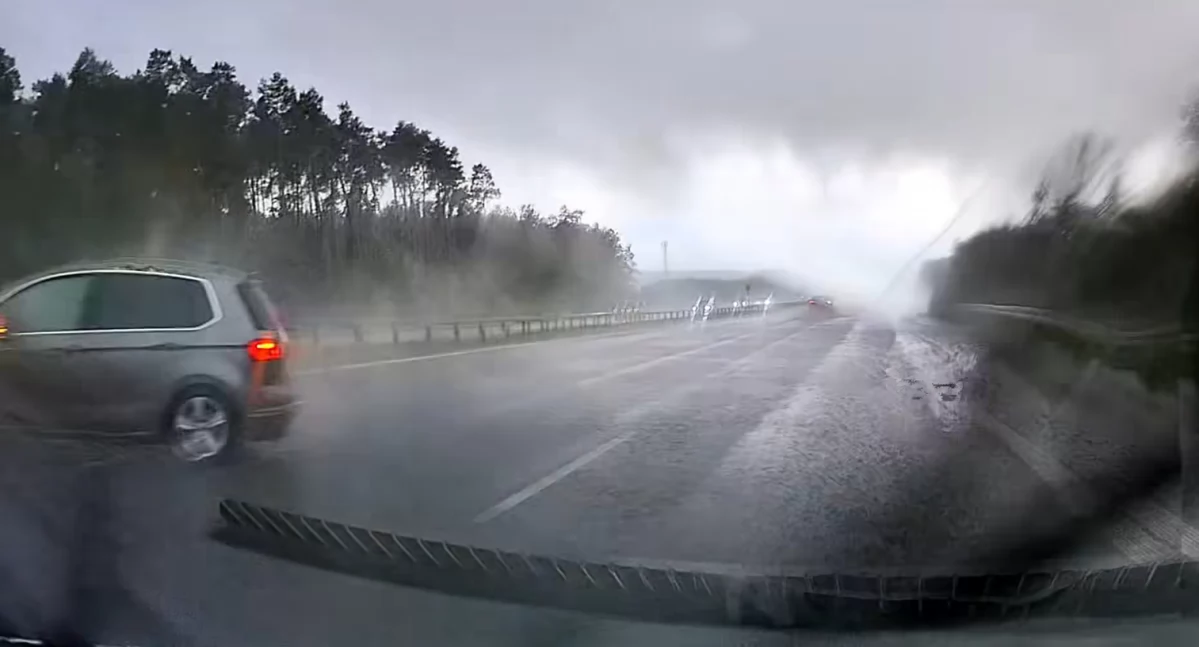 [FILM] Groźna kolizja na autostradzie na wysokości Słostowic. Za mokro, za szybko, bez kontroli