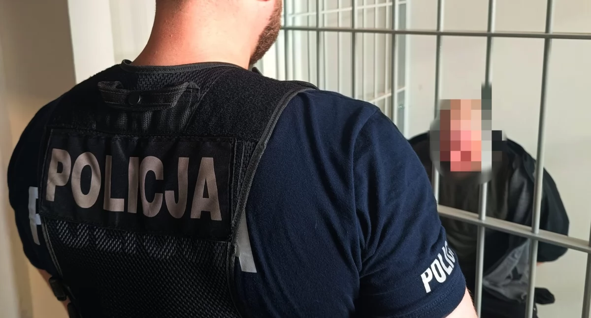 43-latek obrzucił komendę policji kamieniami. Nie umie powiedzieć dlaczego. Grozi mu 5 lat więzienia