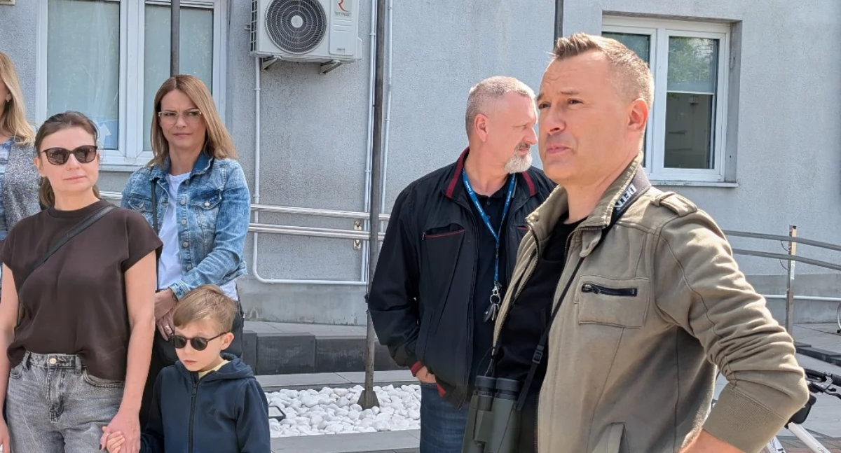 Pierwszy taki w historii miasta. Spacer ornitologiczny ruszył spod starostwa. Przewodnikiem Artur Kołodziejczyk