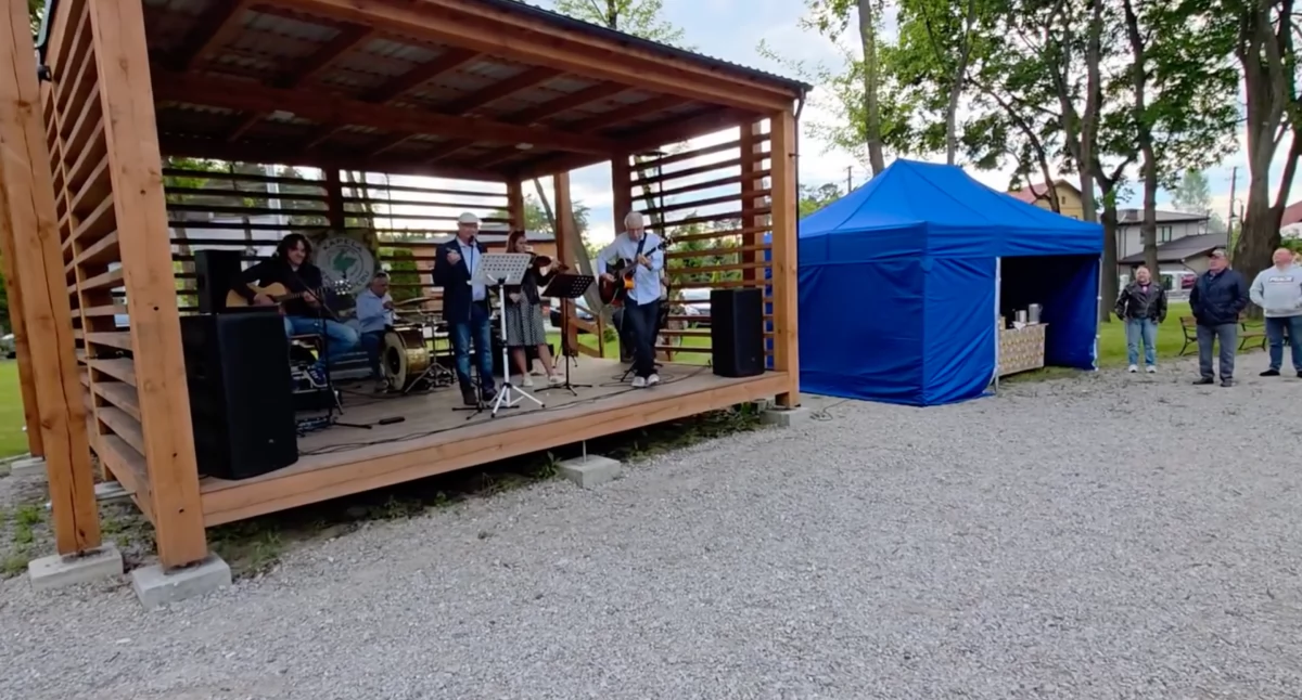Parkowe granie i pląsanie w Gomunicach. Sobotnia potańcówka z muzyką na żywo