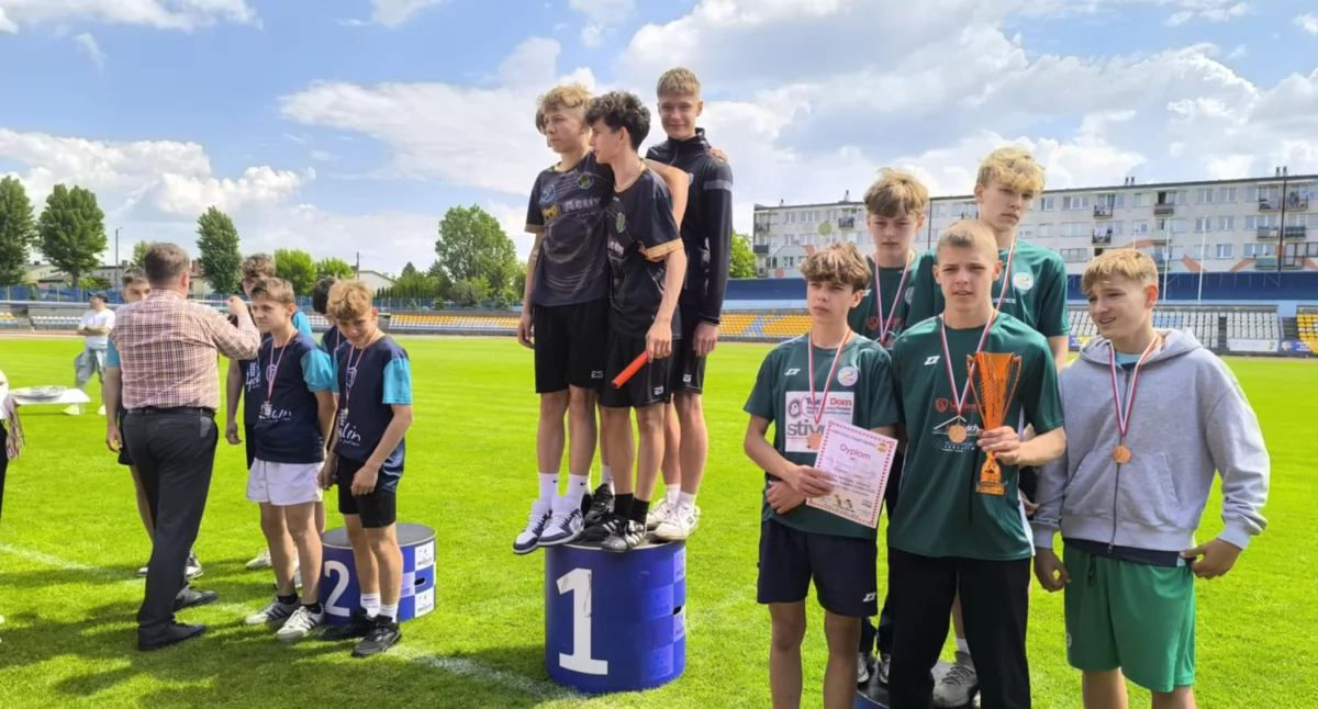Sportowe sukcesy uczniów z Kamieńska. Podium w piłce nożnej i mistrzostwo województwa