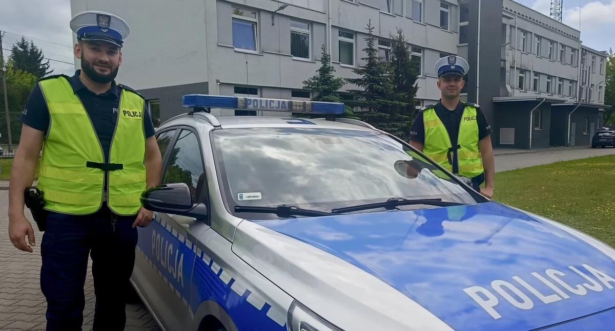 7-letnia Noemi przewróciła się i doznała obrażeń. Jej tata poprosił o pomoc policjantów. Ci od razu włączyli sygnały i rozpoczęli pilotaż