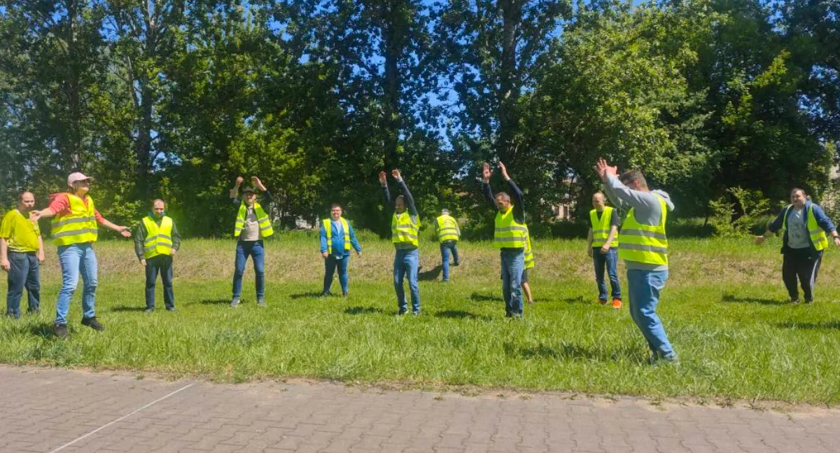 Uczestnicy  Warsztatów Terapii Zajęciowej skorzystali z ładnej pogody. To ostatnie przygotowania do olimpiady w Spale