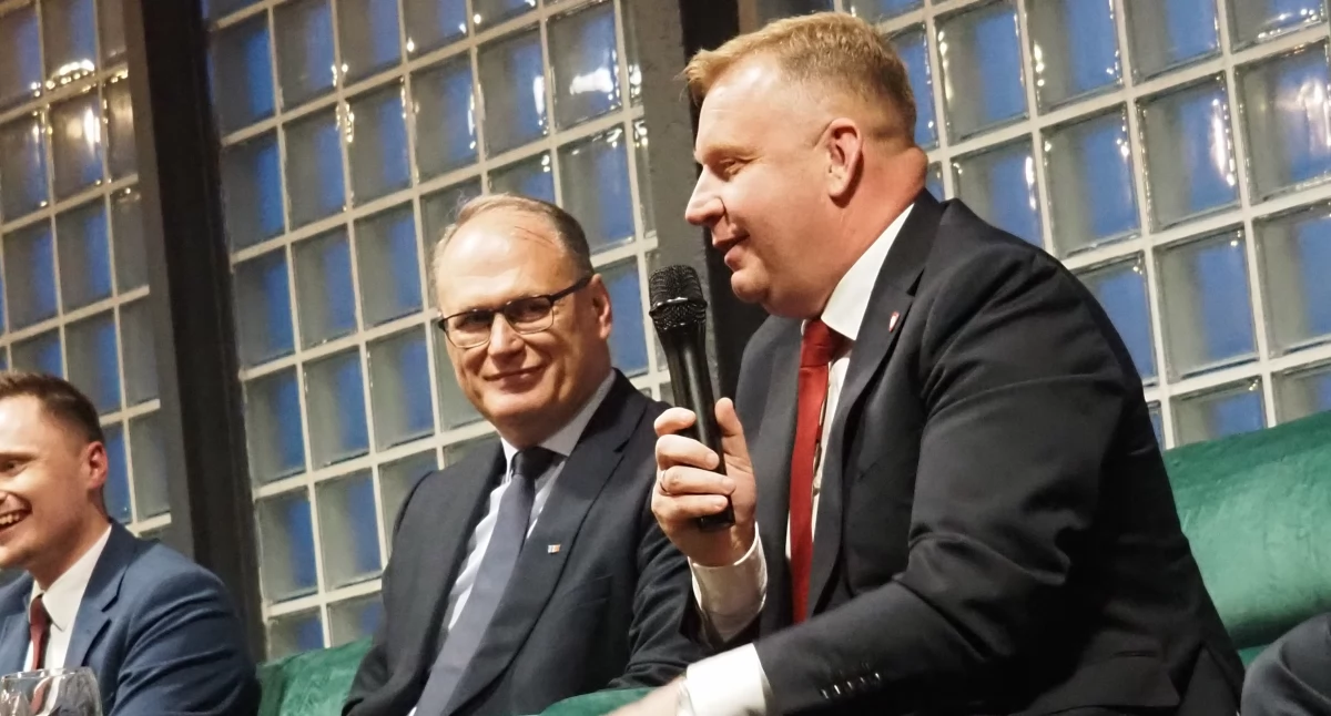 Jak pracować, to tylko dla władzy: Wbrew temu, co się opowiada, pensje w samorządzie są świetne 