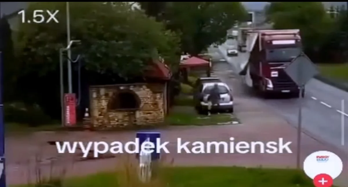Wypadek na ulicy Głowackiego w Kamieńsku. W sieci jest nagranie. Drastyczne