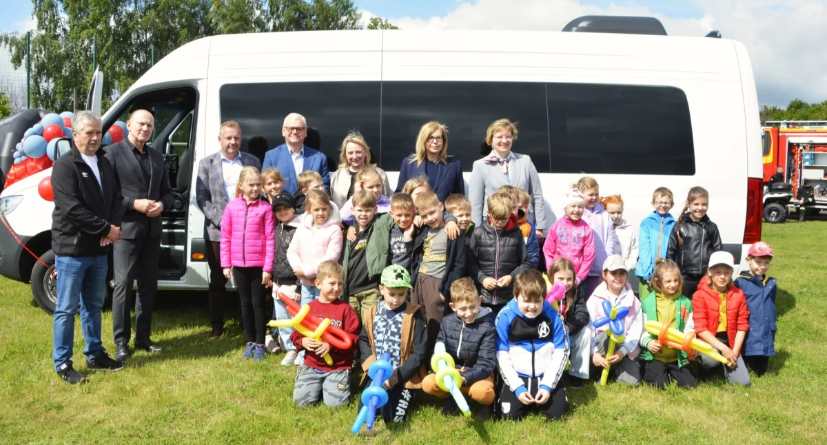 Piknik ekologiczny w Gidlach. Gminie przekazano nowy autobus