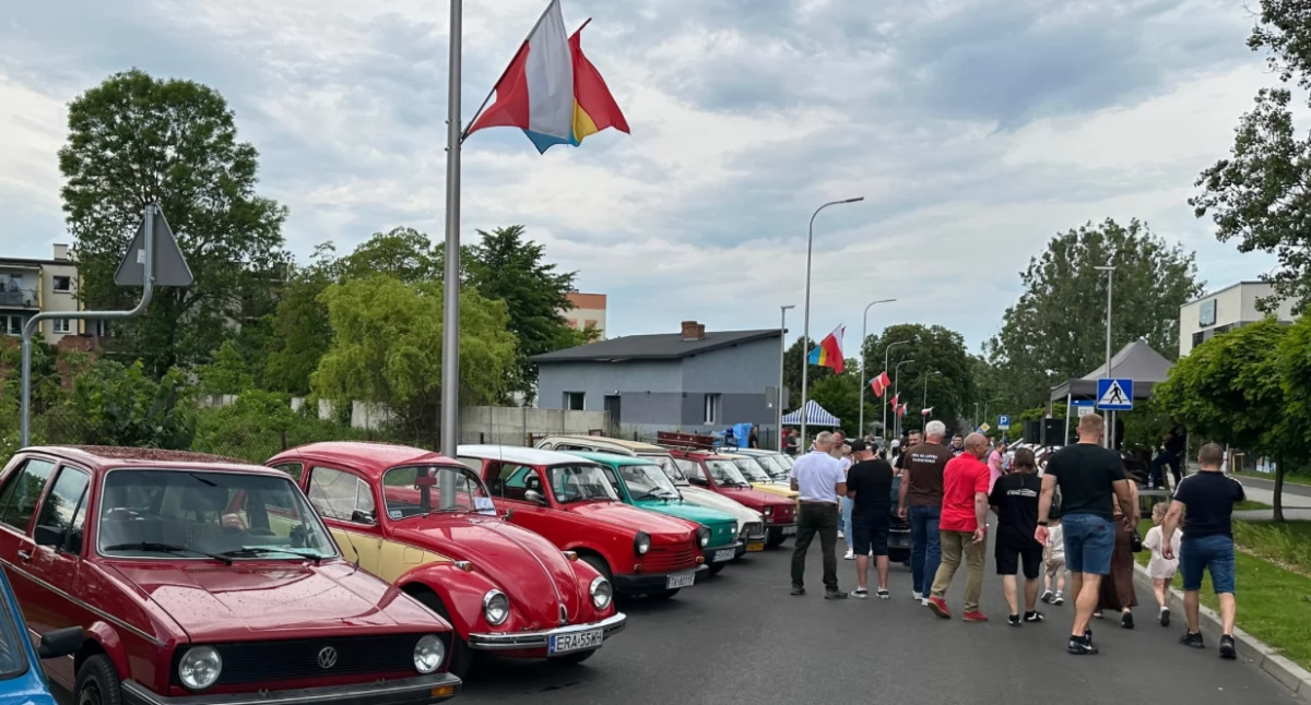 Drugi dzień Dni Radomska. Wystawa pojazdów zabytkowych przy ul. Armii Krajowej i stoiska NGO’sów na parkingu Starostwa