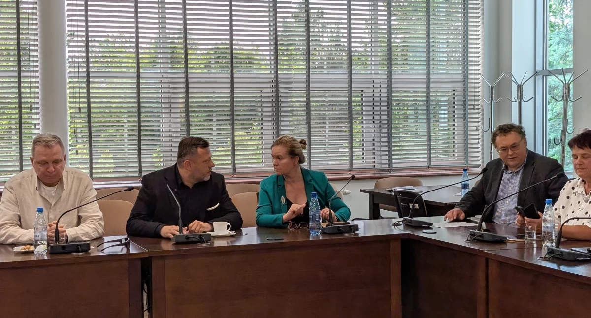 Druga sesja o nielegalnych imigrantach. Arkadiusz Ciach (Lewica): - Mam kilka pytań do osoby, która napisała te brednie. Skąd czerpie informacje?