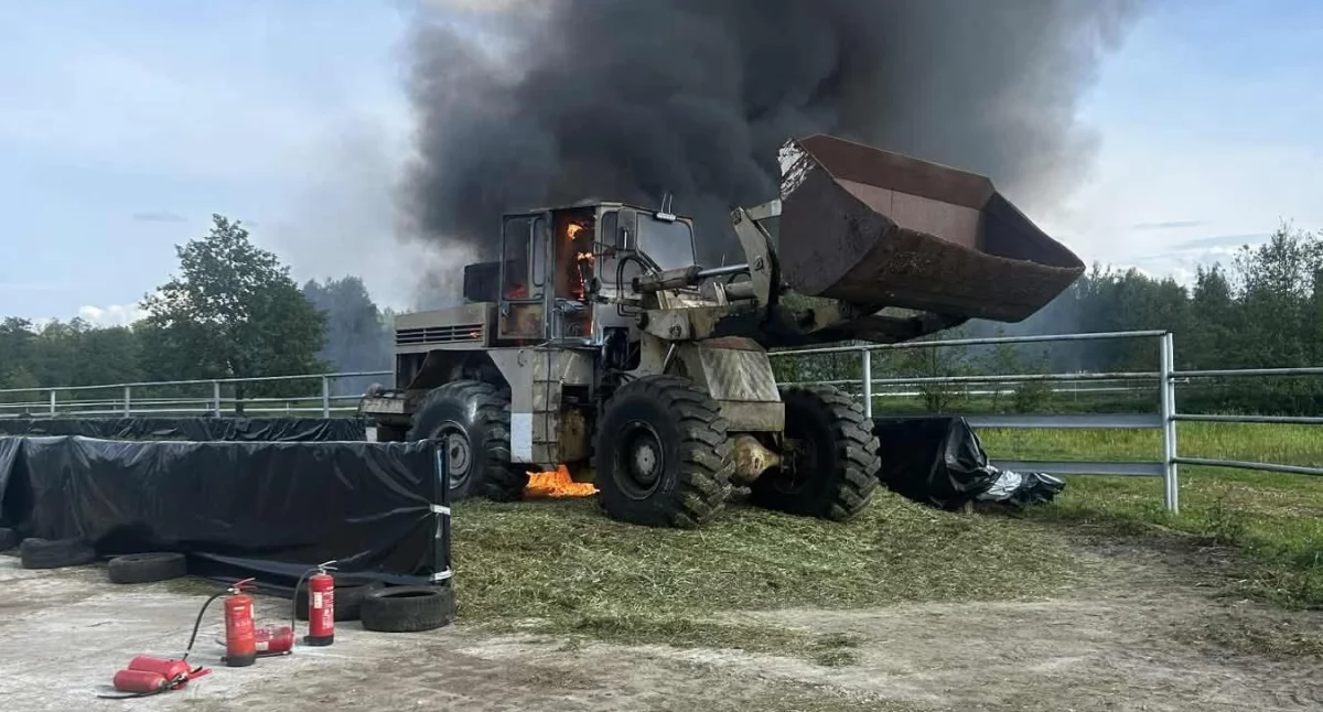 W miejscowości Żencin doszło do pożaru ładowarki. Do akcji wyjechały cztery zastępy straży