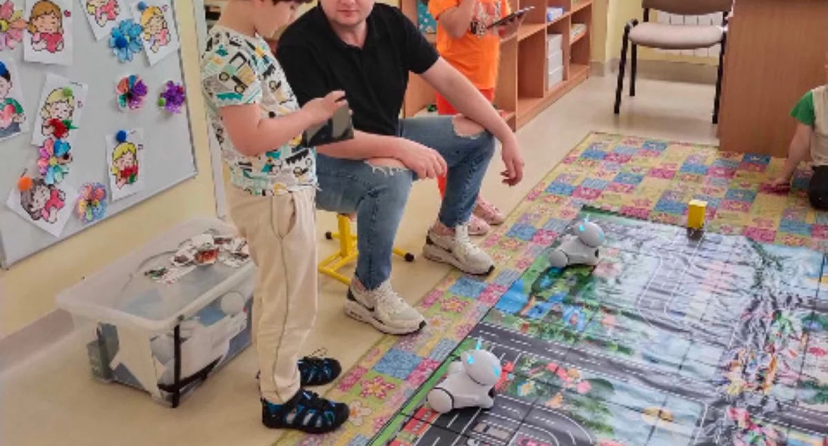 Roboty uczą ekologii i programowania. Warsztaty technologiczne w przedszkolu w Pławnie 