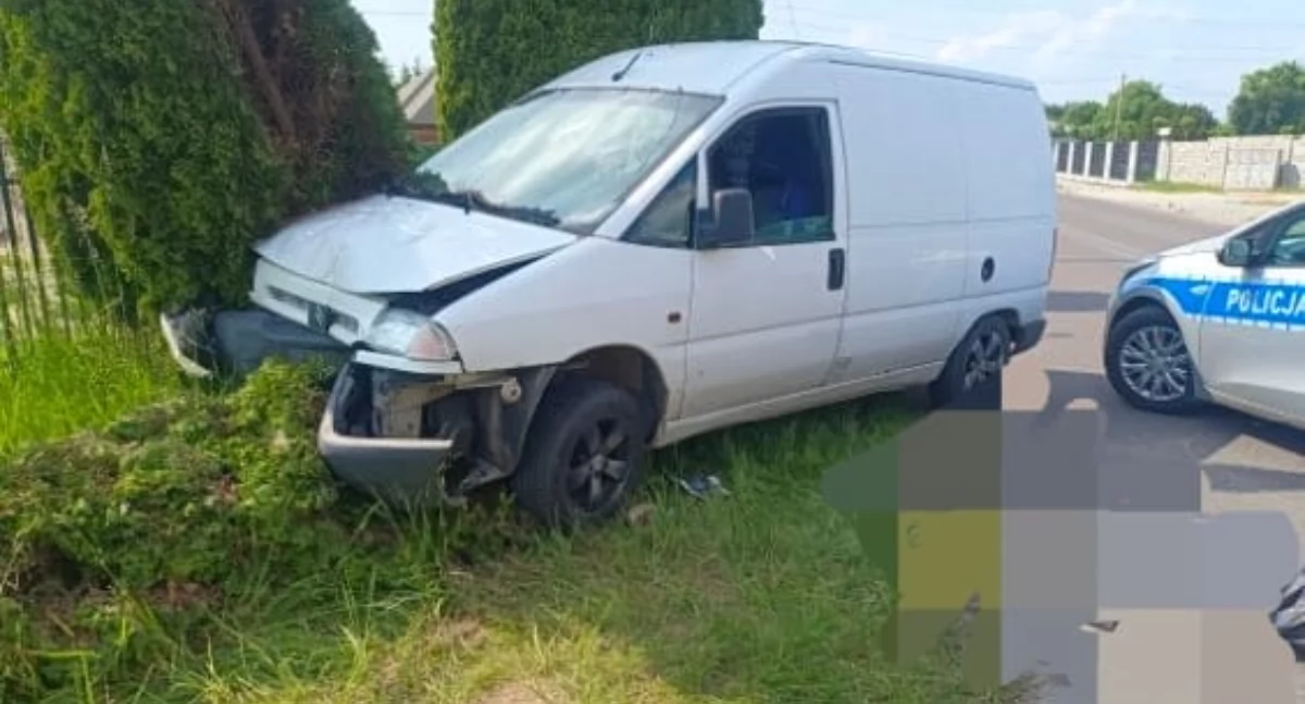 Wypadek w Krzywanicach. 44-letni kierowca Citroena wjechał w drzewo
