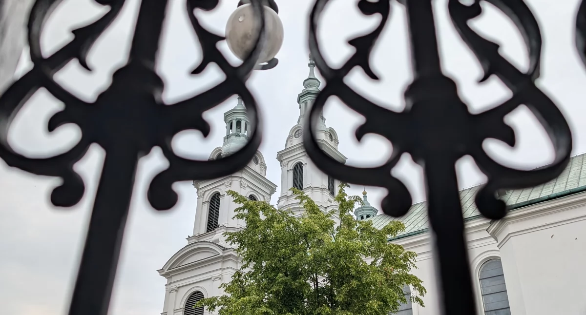Kto zapłaci 250 tysięcy za molestowanie? Parafia Lamberta, wierni czy proboszcz Arkit?