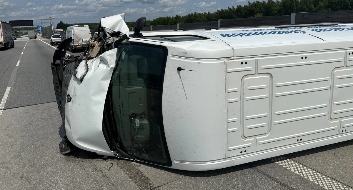 Wypadek na autostradzie A1 przy zjeździe na Radomsko. Kierowca busa najprawdopodobniej zasnął za kierownicą