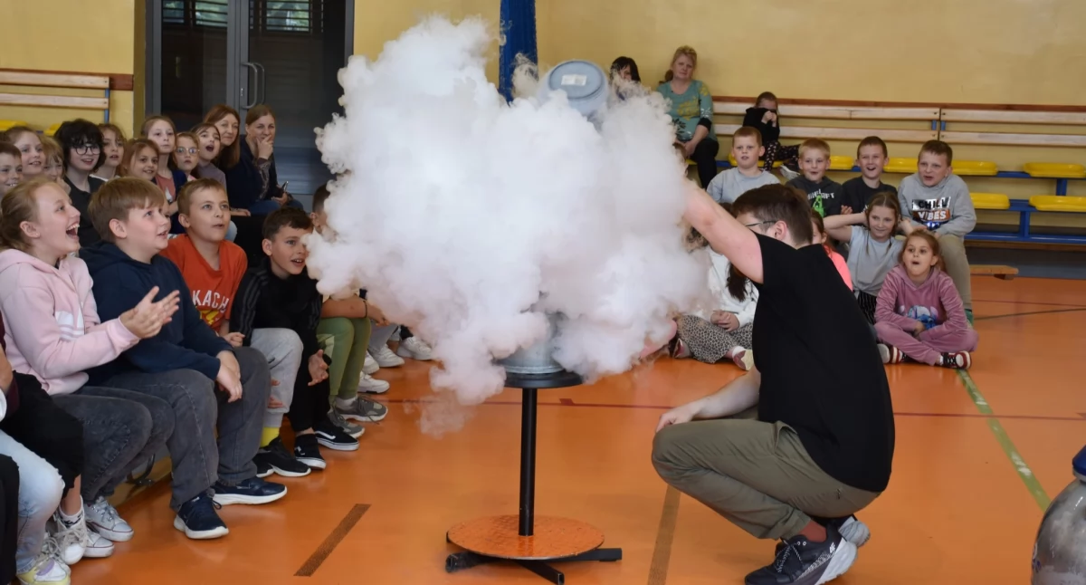 W szkole jak w prawdziwym laboratorium. Uczniowie z gminy Masłowice doświadczyli żywej nauki