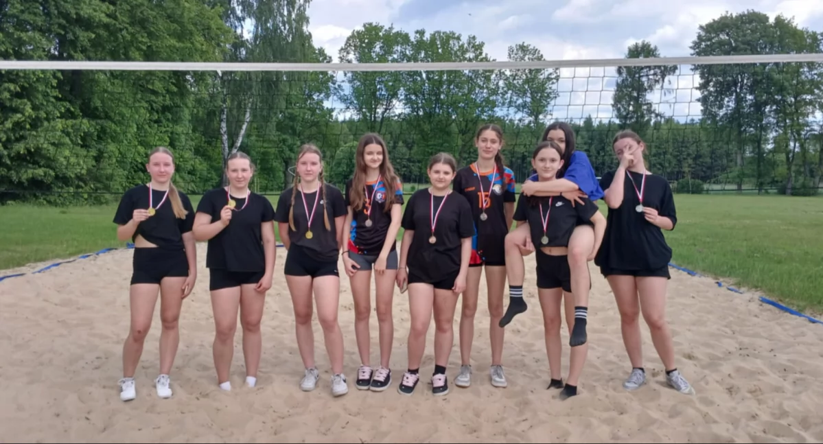  Gminne zawody w siatkówce plażowej dziewcząt. Zwyciężyła drużyna z PSP w Woli Blakowej