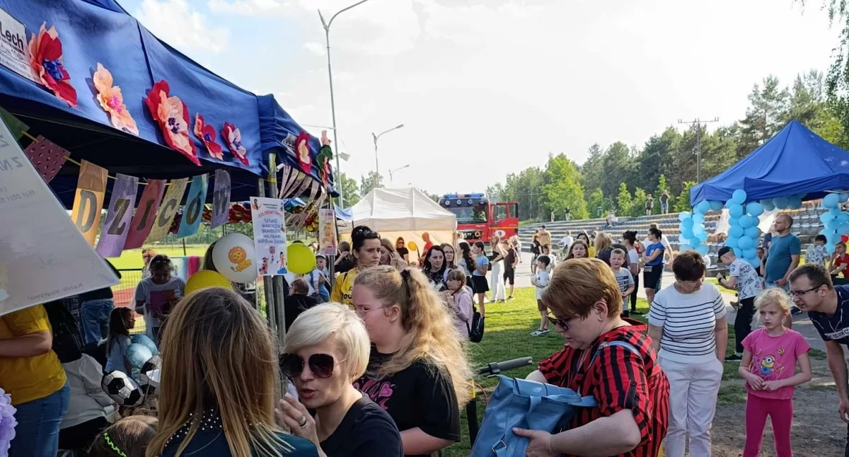 Kolorowe dmuchańce, słodkości i wspólna zabawa na stadionie. Dzień Dziecka w Kamieńsku przyciągnął tłumy najmłodszych mieszkańców gminy