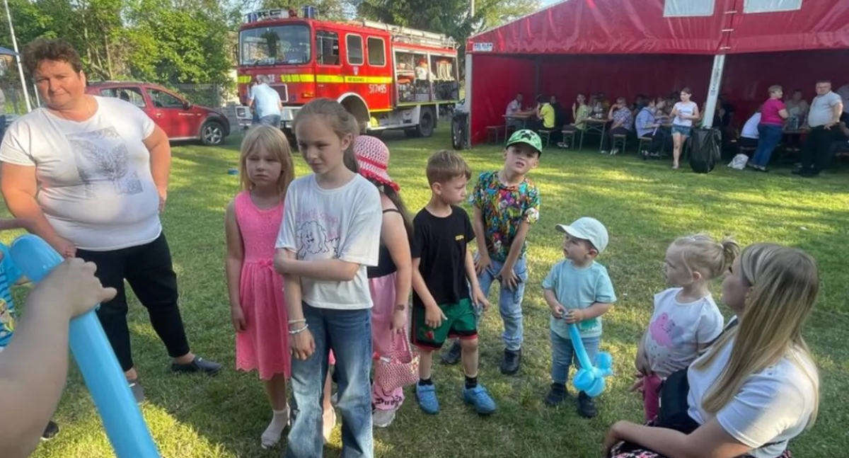 Piknik rodzinny w Ciężkowicach. Wspólna zabawa pod hasłem „Rodzina razem – łączymy pokolenia”
