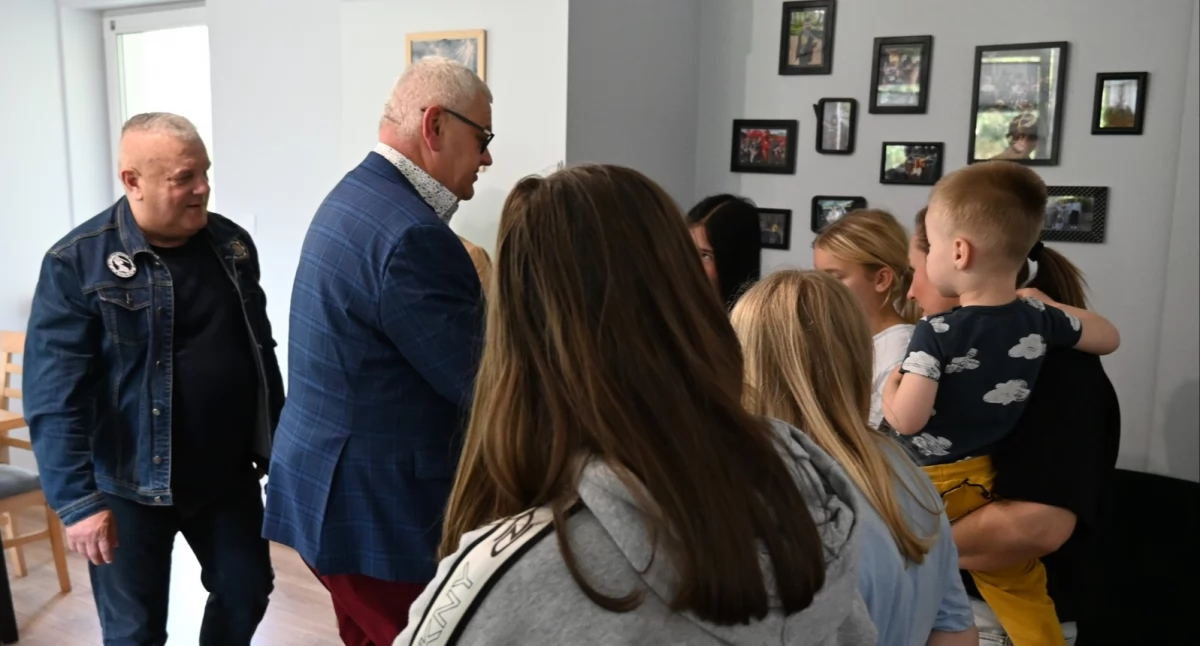 Życzenia oraz słodkie upominki od władz powiatu dla dzieci z placówek opiekuńczych w Kodrębie i Strzałkowie