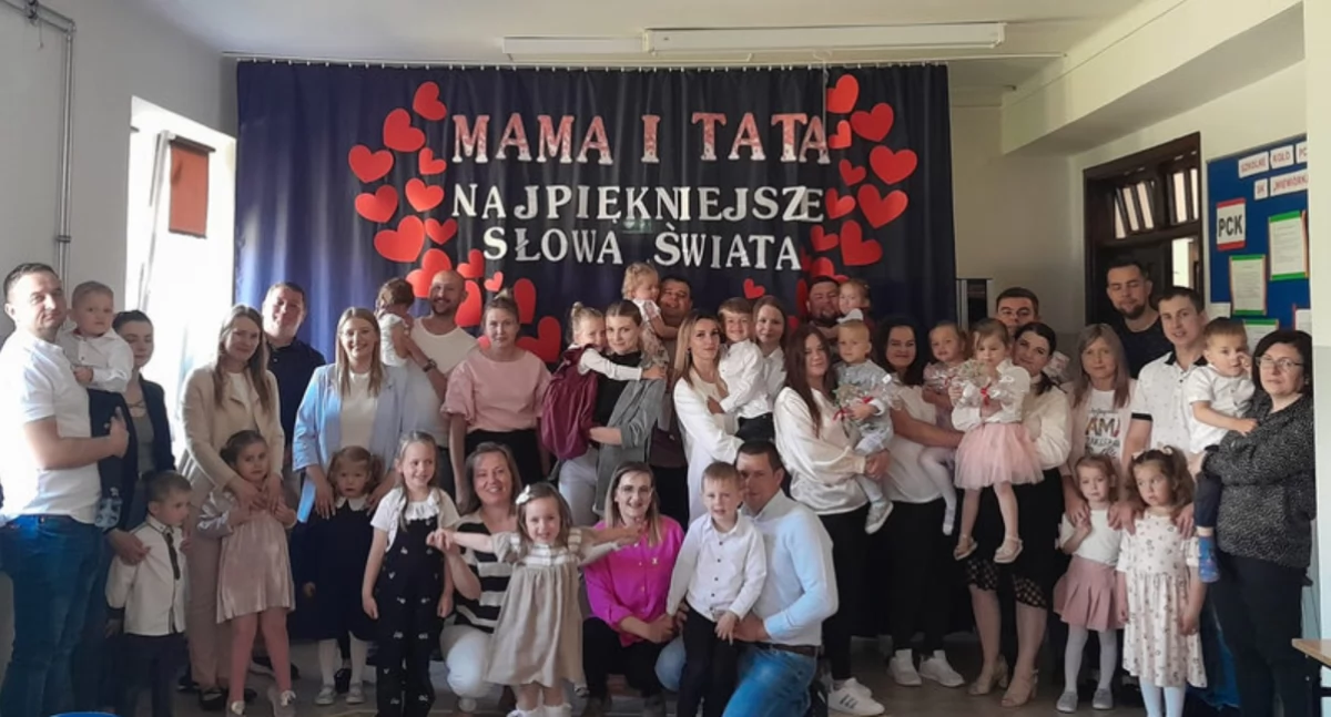Wzruszenia, wdzięczność i dziecięca radość. Uroczyste obchody Dnia Mamy i Taty w szkole i przedszkolu w Wielgomłynach