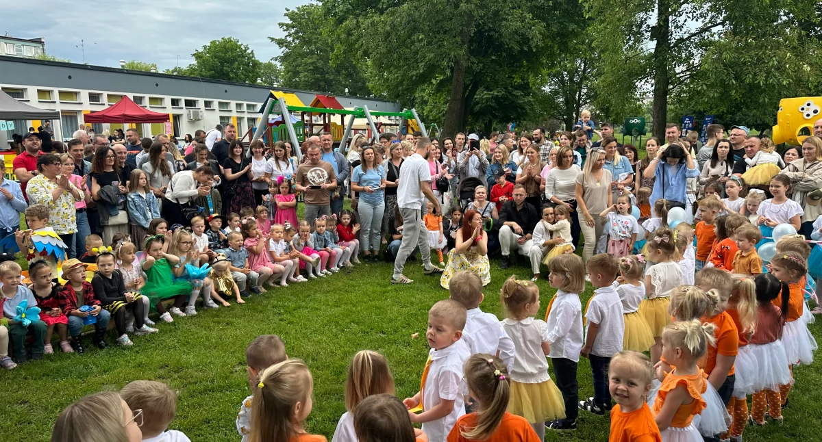 [ZDJĘCIA] Rodzinne świętowanie w Niezapominajce. Piknik w Przedszkolu nr 10 w Radomsku połączył pokolenia