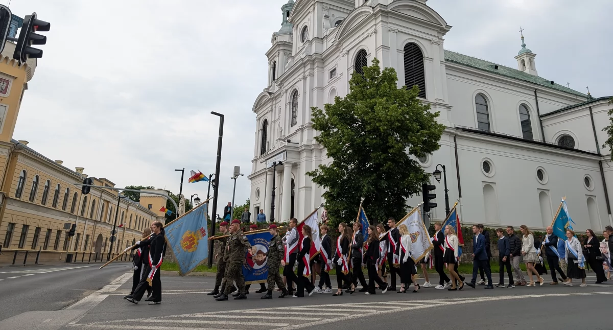 [ZDJĘCIA, FILM] Procesja z relikwiami św Jadwigi Królowej ruszyła z kolegiaty św. Lamberta. I przeszła ulicami miast