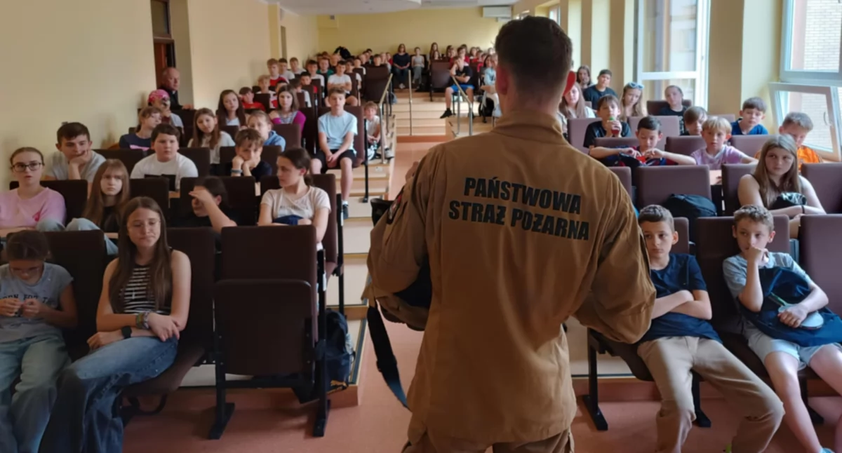 Poznali pracę strażaka od podszewki. Spotkanie z Bartoszem Rzepeckim w Publicznej Szkole Podstawowej w Przedborzu
