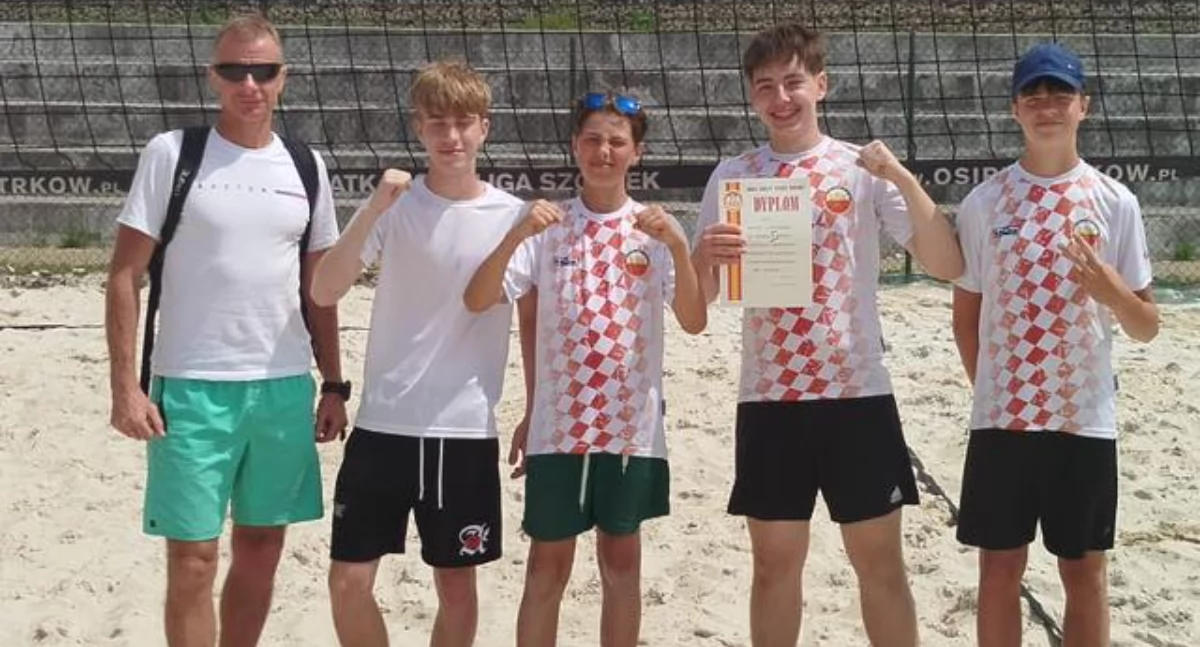 Siatkówka plażowa.  Sukces  drużyny PSP nr 1 w siatkarskich półfinałach wojewódzkich