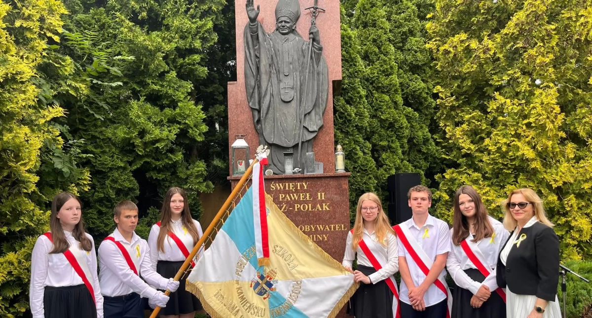 Doroczne obchody święta Patrona Szkoły w Kamieńsku. Hołd dla Jana Pawła II, honorowego obywatela Kamieńska