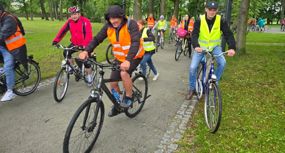 Rowerowy rajd wokół Gorzędowa. Mimo deszczu uczestniczyło wielu cyklistów, którzy wspólni