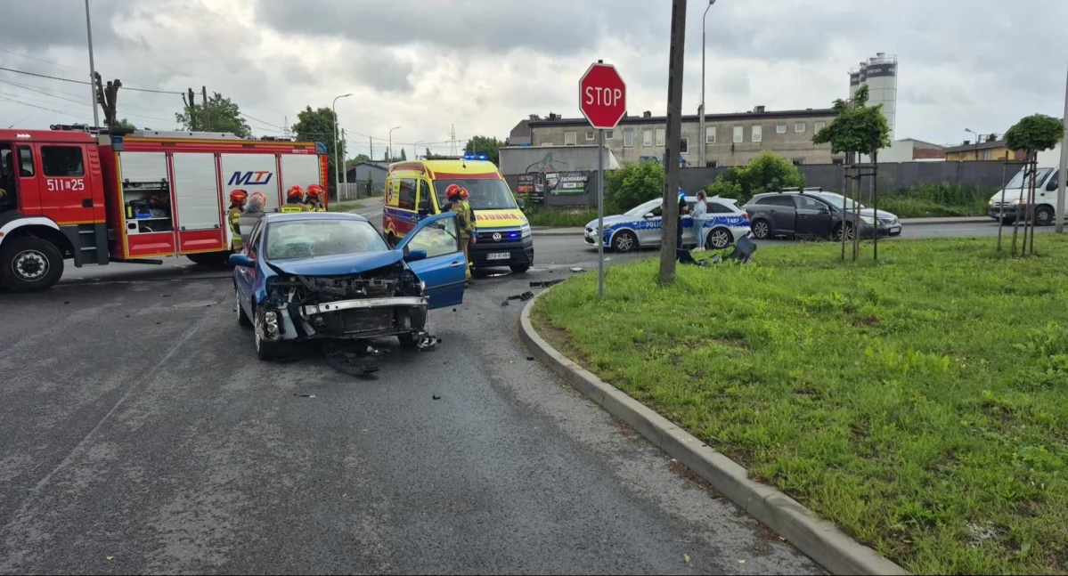 Zderzenie dwóch samochodów na ulicy św. Rozalii. Na miejsce wysłano służby ratunkowe