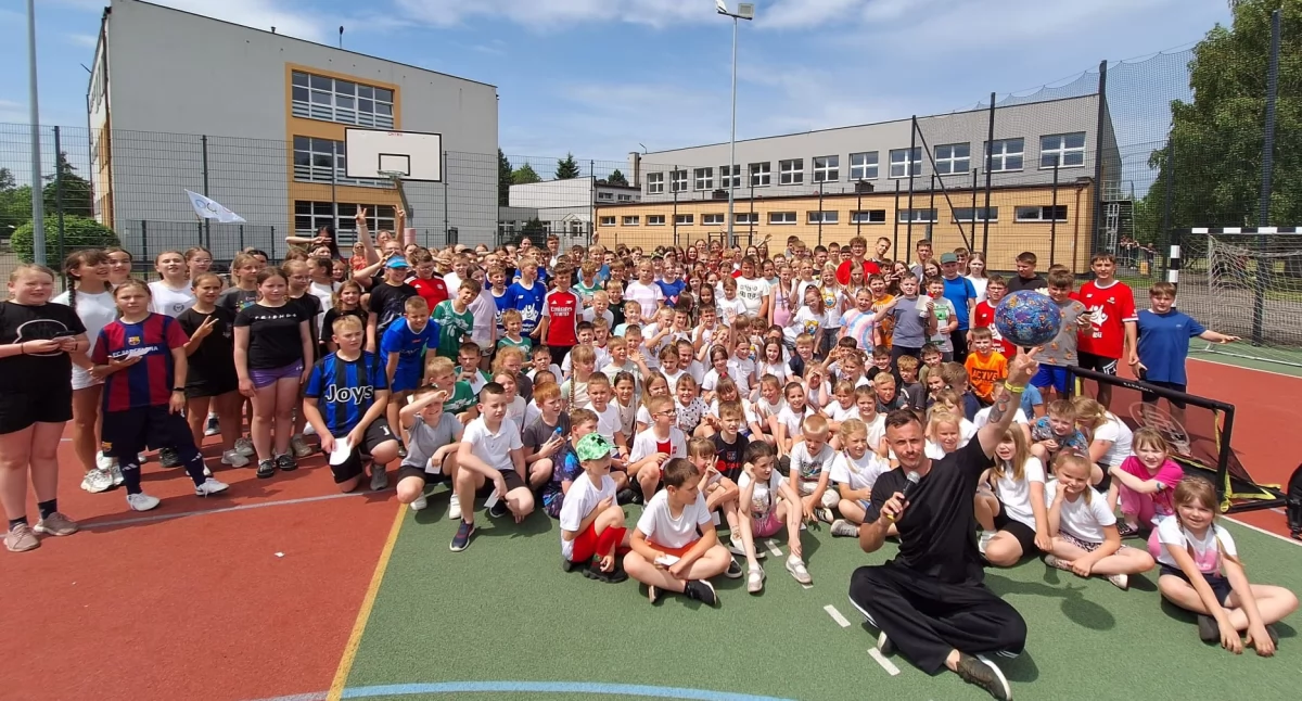 Dzień Sportu w szkole z gościem specjalnym. Pokaz freestyle football i mnóstwo sportowych emocji w Kodrębie