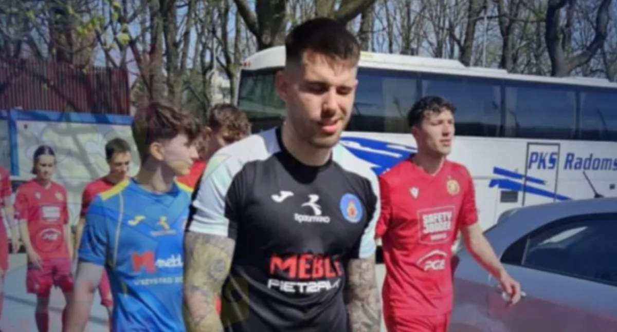 Mykyta Zelenskyi stanie między słupkami bramki RKS-u Radomsko. To transfer medyczny. Wkrótce baraże
