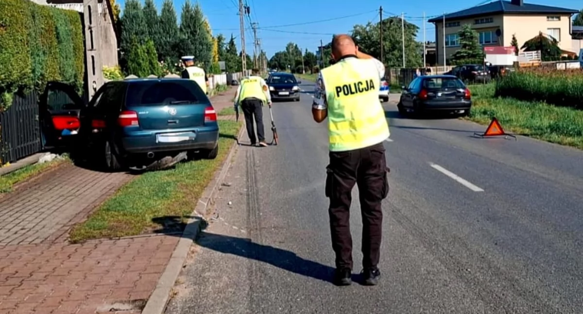 Wypadek na ulicy Wieluńskiej w Dobryszycach. Kierowca Golfa wyprzedzał, kierowca Hondy skręcał