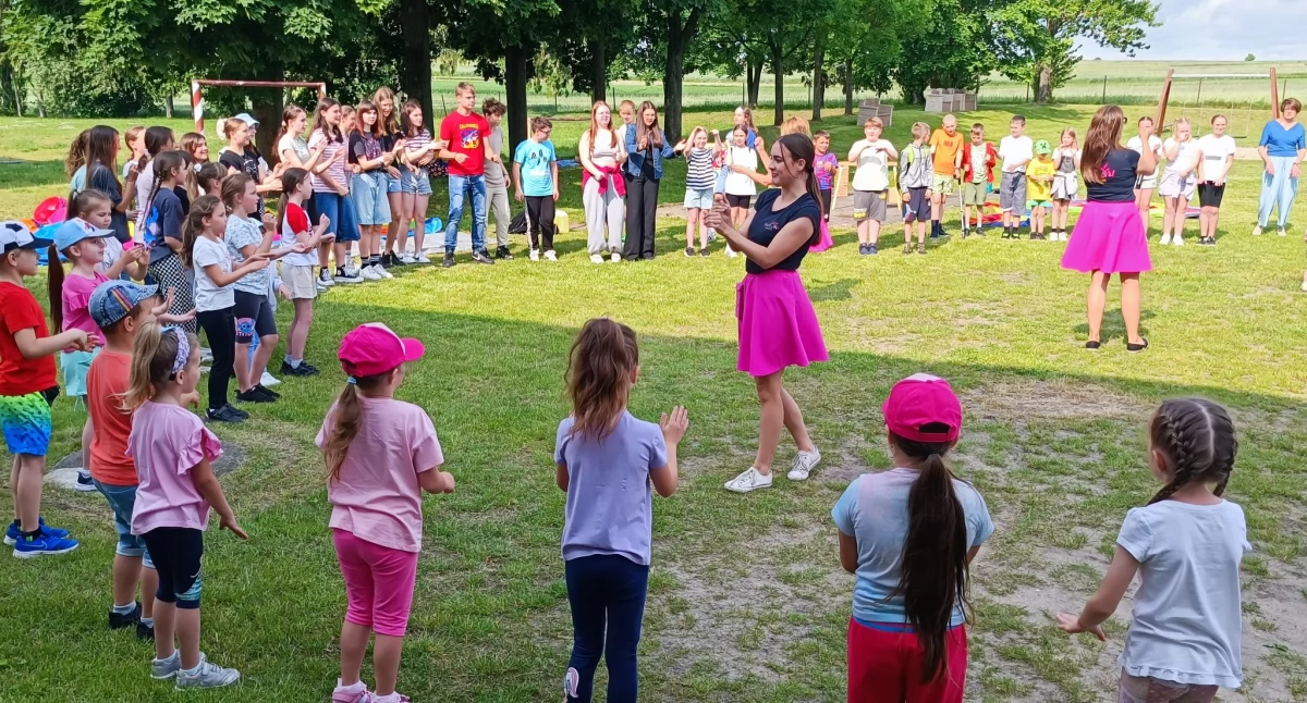Dzień Dziecka w Publicznej Szkole Podstawowej w Borzykowej pełen uśmiechu, zabawy. Była też szansa na przedwakacyjną, szkolną integrację