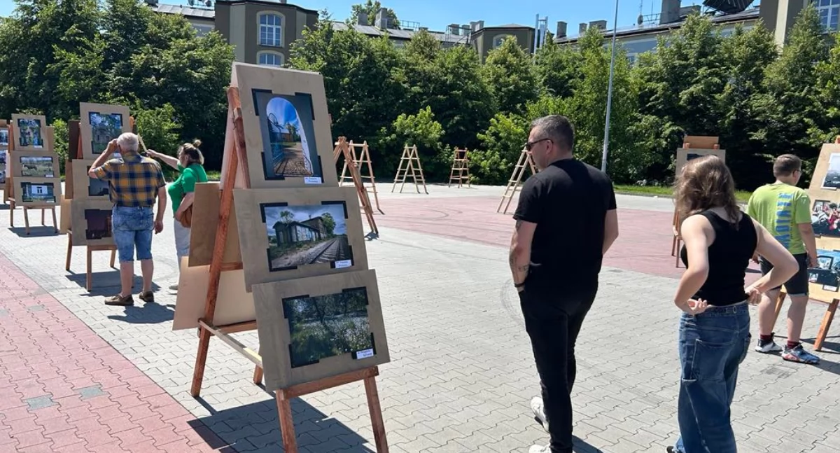 Otwarta wystawa fotografii na terenie Galerii Radomsko. Tylko dziś. Projekt fundacji Foto Pozytyw 