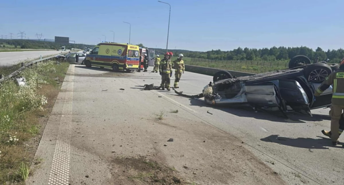 Zderzenie Opla i Volkswagena na autostradzie A1. Dwie osoby poszkodowane