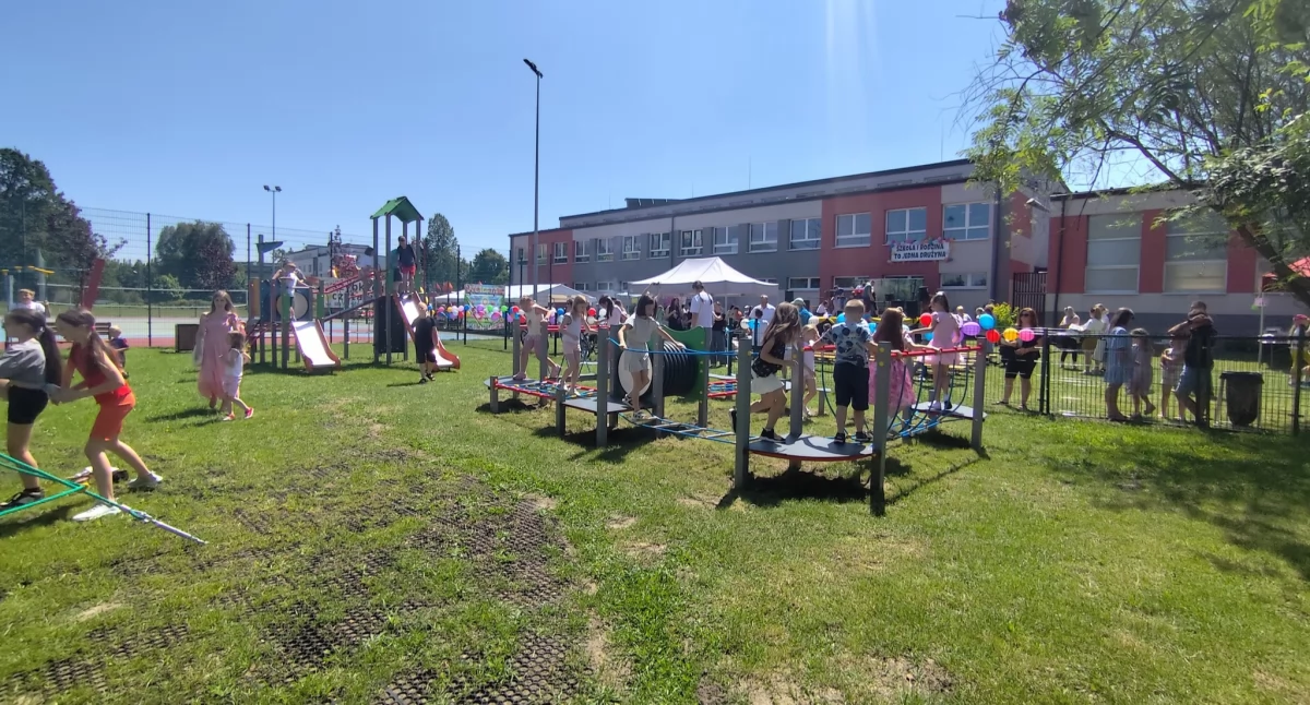 W Siódemce powstał plac zabaw “Planeta dzieci. Było oficjalne otwarcie i rodzinny festyn