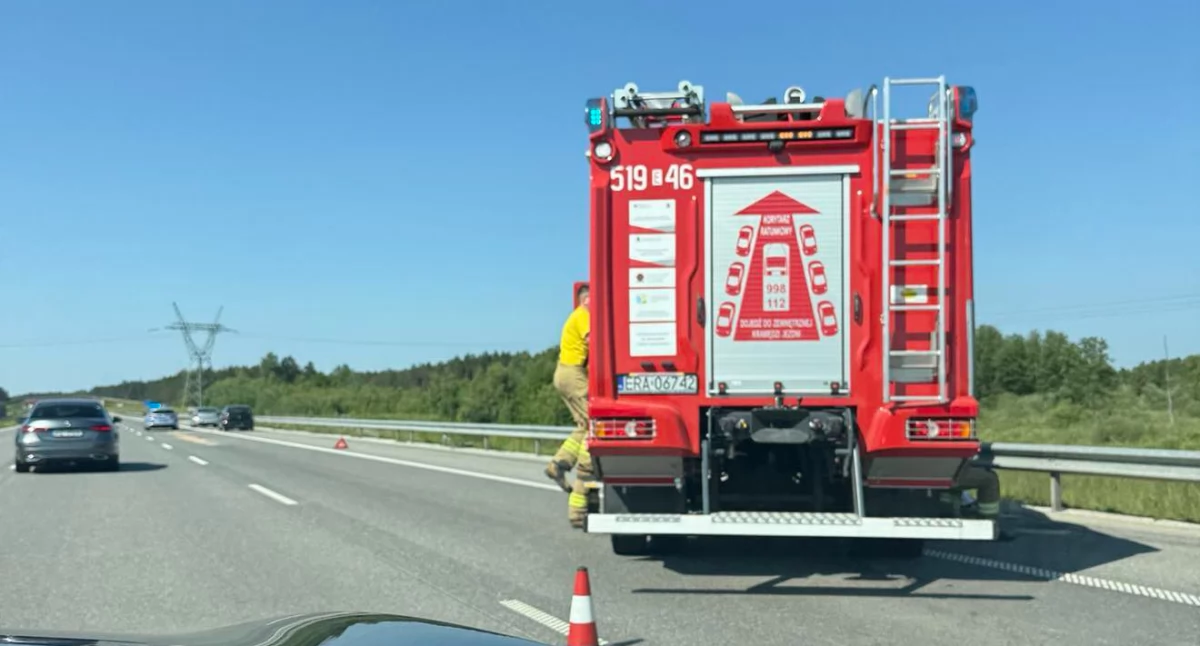 42-latek jechał zbyt szybko. Uderzył w inny samochód. Autostrada A1 obok Radomska była zablokowana