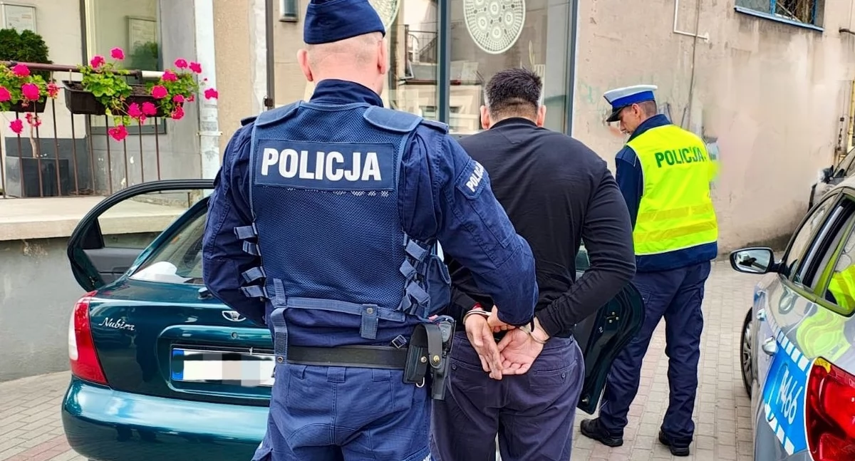 Policjant z komisariatu w Kamieńsku był na urlopie. I zatrzymał kierowcę z sądowym zakazem