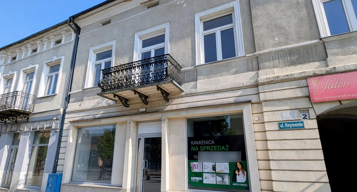 Jest na sprzedaż od półtora miesiąca. I właśnie cena spadła. O jedyne 100 tysięcy. Kto ma ochotę na kamienicę w centrum Radomska?