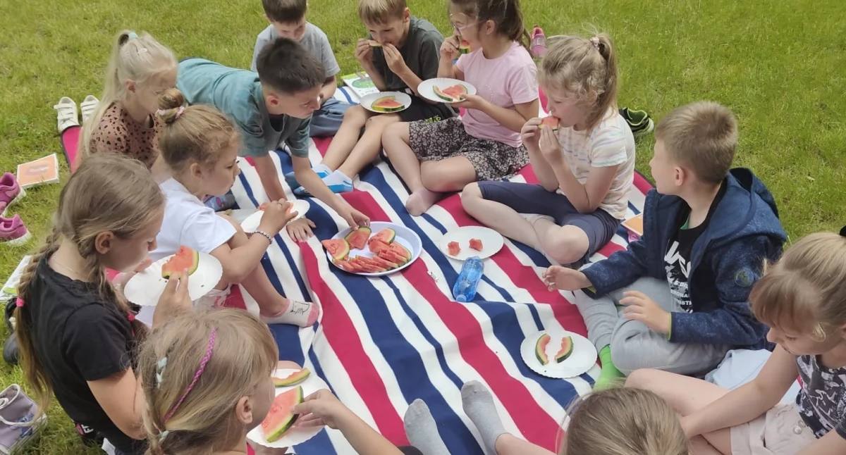 Lekturki spod chmurki zakończone piknikiem. Edukacyjna przygoda w Publicznej Szkole Podstawowej w Gorzędowie podsumowana