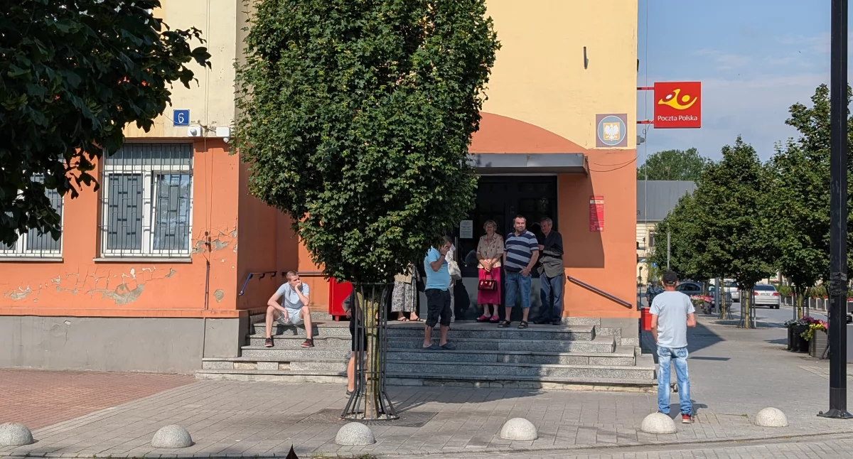 Pan Tobiasz: - Nie dość, że tylko dwa okienka i zawsze kolejki, to jeszcze skrócili godziny. Ta poczta sama siebie przechodzi. Ale panie bardzo miłe