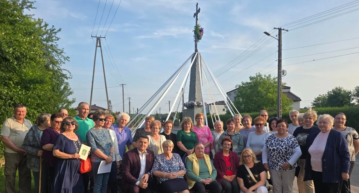 Krzyż przy ul. Słowackiego w Kamieńsku ma już 100 lat. Mieszkańcy wspólnie uczcili jego jubileusz