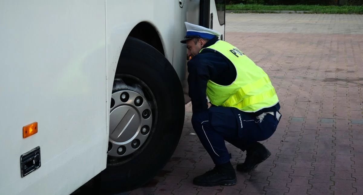 Twoje dziecko wyjeżdża na wakacje? Chcesz mieć pewność? Zadzwoń. Policjanci sprawdzą autokar