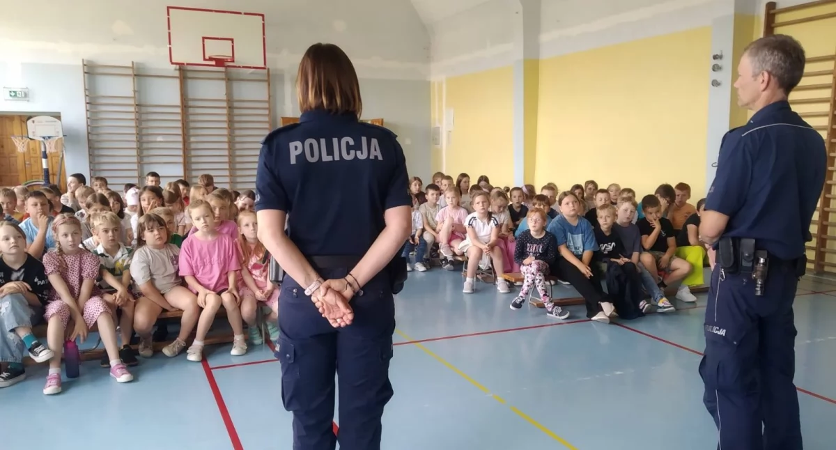 Przedwakacyjne spotkanie z policją w szkole w Gomunicach. Uczniowie usłyszeli ważne rady na lato